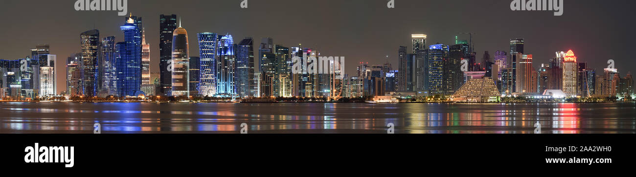 La longue exposition des photographies de la baie ouest district comme vu de MIA park, Doha , Qatar Banque D'Images