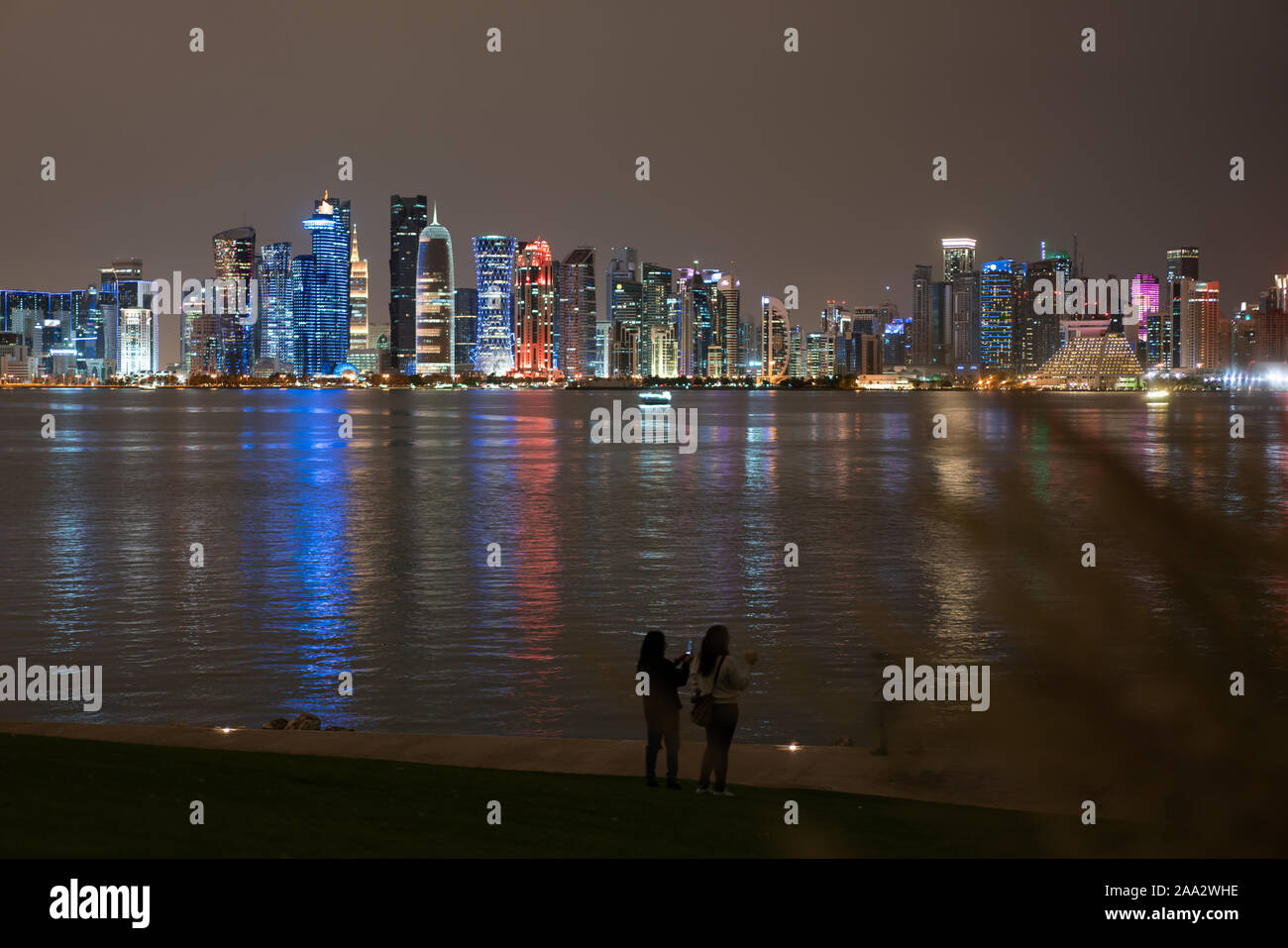 La longue exposition des photographies de la baie ouest district comme vu de MIA park, Doha , Qatar Banque D'Images