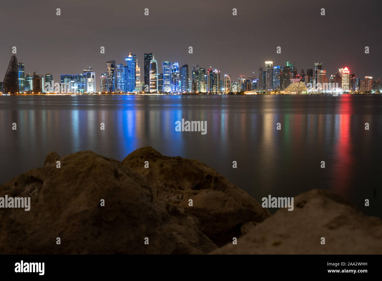 La longue exposition des photographies de la baie ouest district comme vu de MIA park, Doha , Qatar Banque D'Images