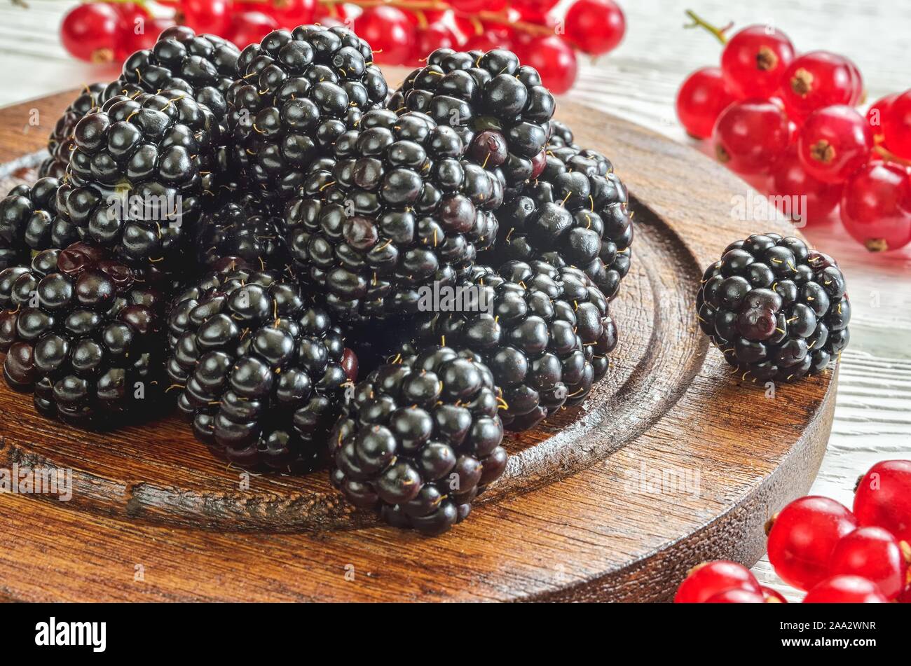 Fruit noir dans la cuisine. Blackberry sur une table en bois blanc. Banque D'Images