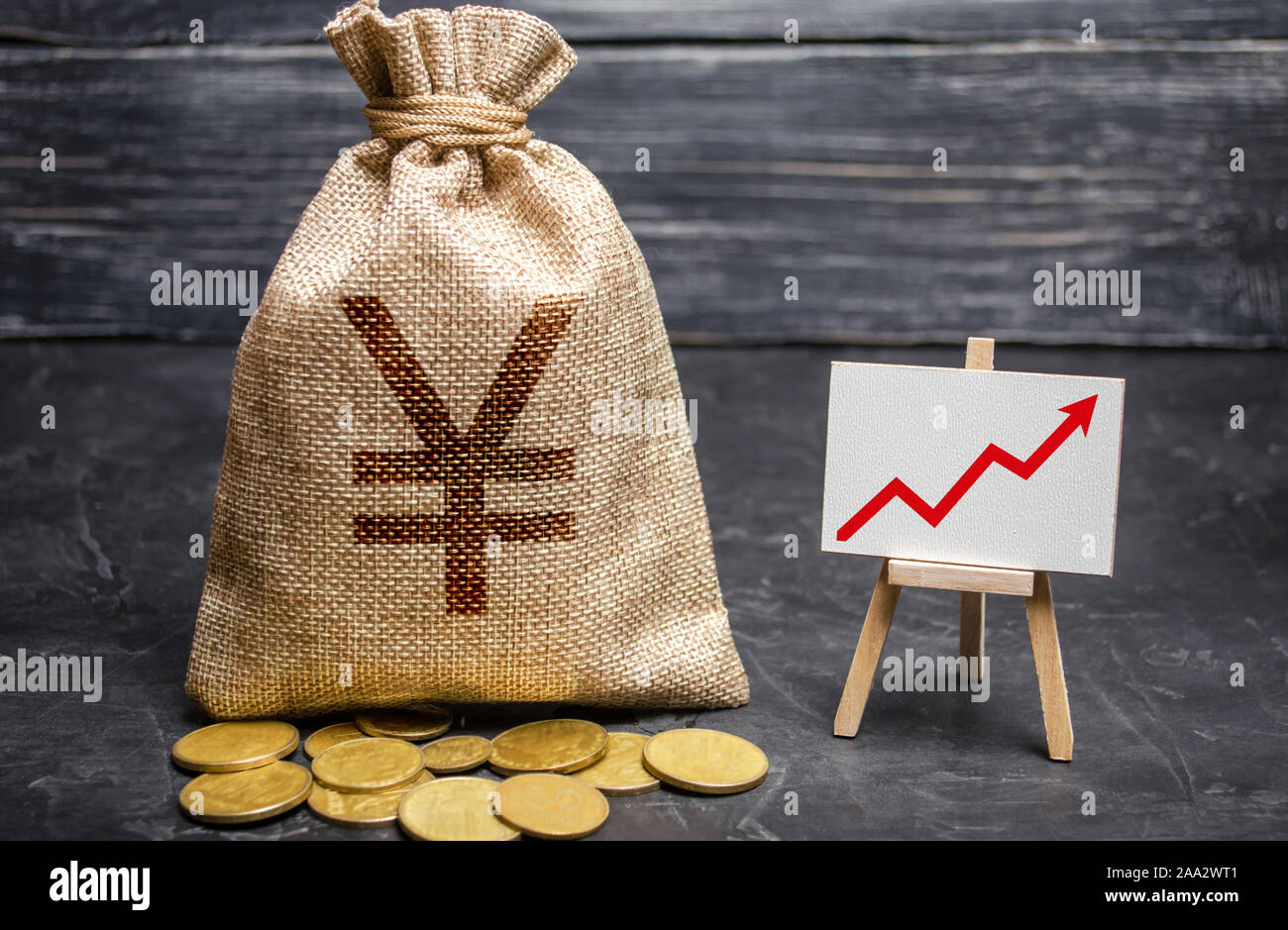 Yen Yuan sac d'argent et rouge symbole flèche de tendance jusqu'graphique. -Et l'épargne. Iincreasing les profits et revenus, la croissance du capital, entreprise rentable eff Banque D'Images