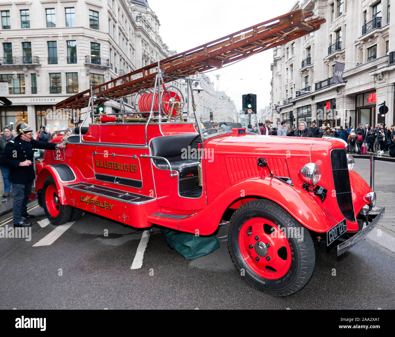Vue d'un rouge, 1937 J. K Drysdale, Fire Engine (Fordson E27N), à la 2019 Regents Street Motor Show Banque D'Images