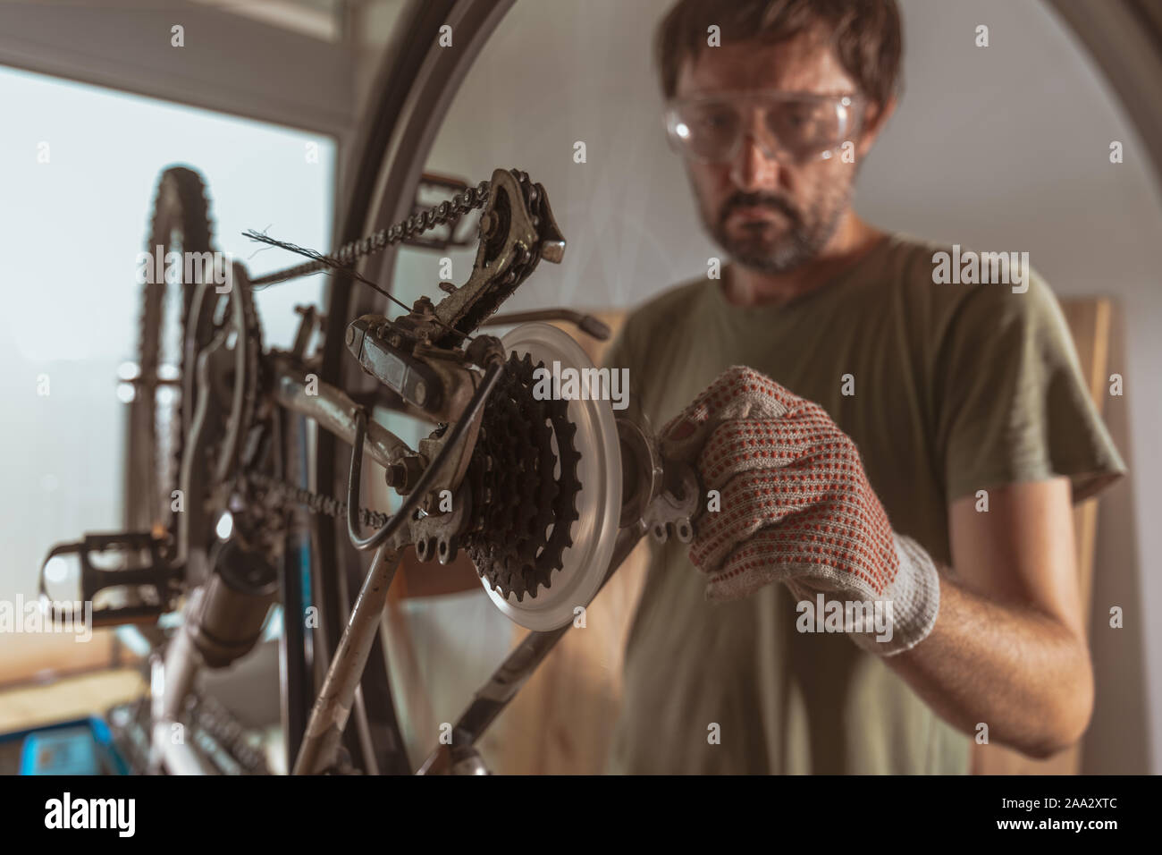 Location mechanic repairing old mountain bike en atelier, selective focus Banque D'Images