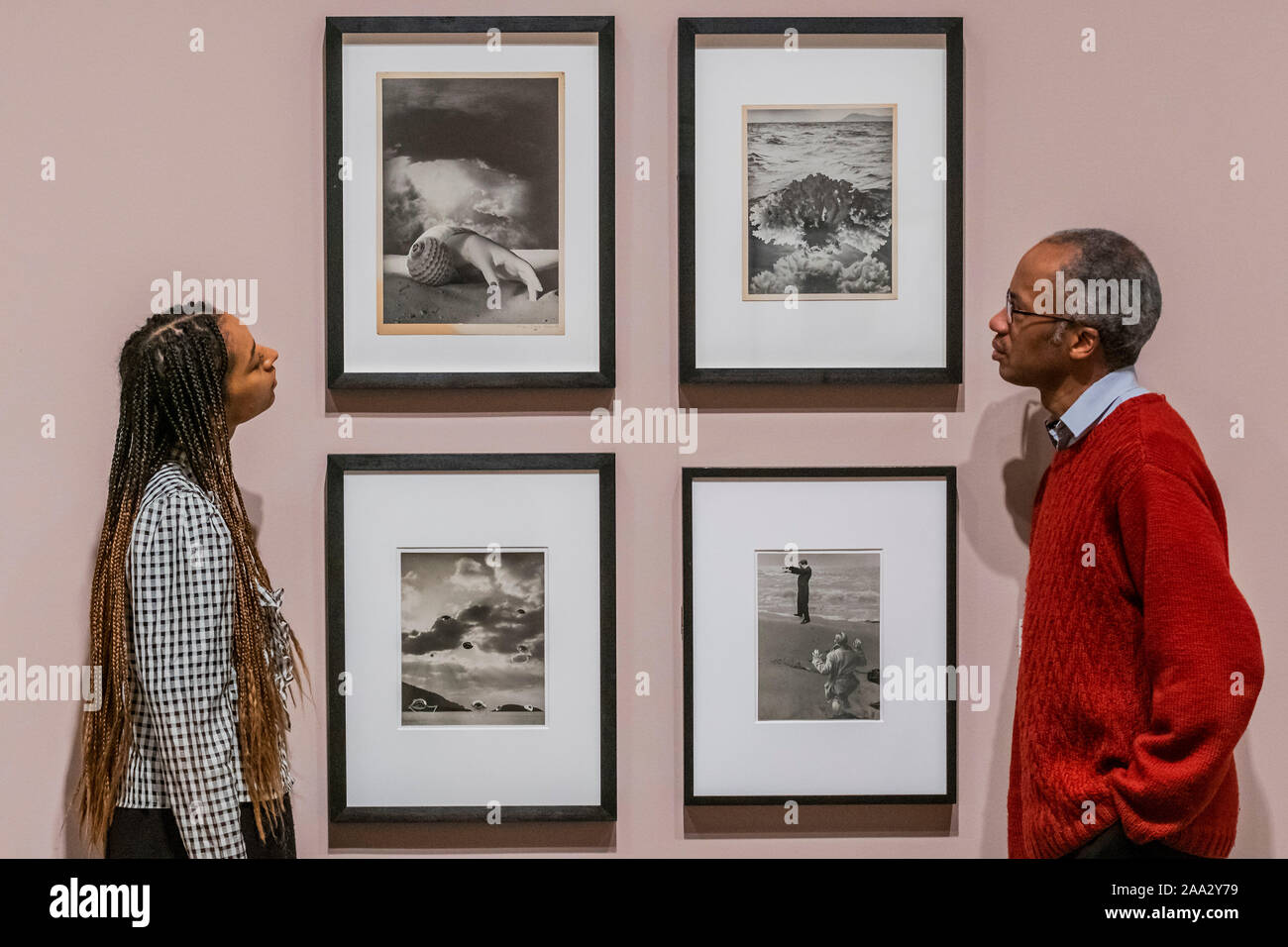 Tate Modern, Londres, Royaume-Uni. 19 Nov 2019. Œuvres surréalistes - Dora Maar au Tate Modern : la première grande rétrospective de l'œuvre de l'artiste au Royaume-Uni. Doté de plus de 200 œuvres, l'exposition réunit des photographies surréalistes du maar et photomontages aux côtés moins connus des domaines de sa pratique, y compris la peinture et la photographie documentaire social. Maar a été la muse et l'amant de Pablo Picasso ainsi qu'elle-même une artiste. Crédit : Guy Bell/Alamy Live News Banque D'Images