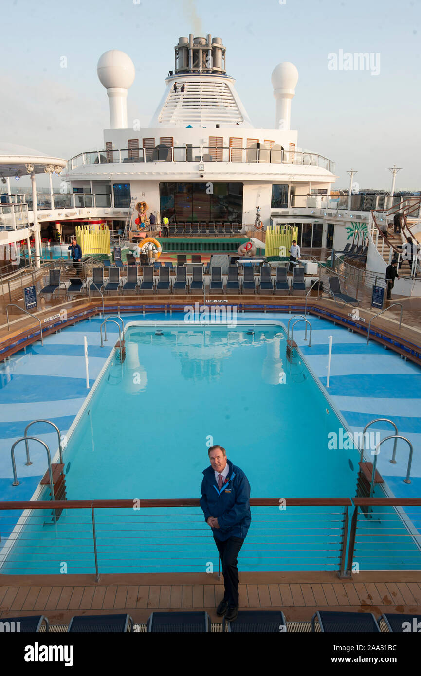 Directeur général et président de Royal Caribbean Cruises Richard Fain à bord de leur dernier navire ' Quantum de la mer" amarré dans le Port de Southampton en Angleterre. Banque D'Images