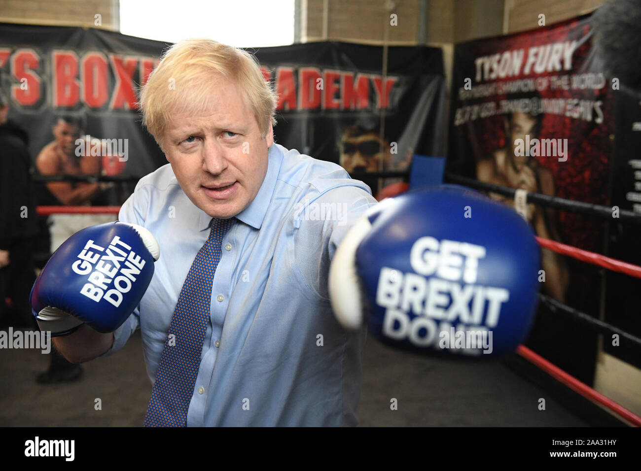 Premier ministre Boris Johnson au cours d'une visite à Jimmy Egan's Boxing Academy à Wythenshawe, tandis que sur la campagne électorale avant les élections générales. PA Photo. Photo date : mardi 19 novembre, 2019. Voir l'histoire des élections. LA POLITIQUE PA Crédit photo doit se lire : Stefan Rousseau/PA Wire Banque D'Images