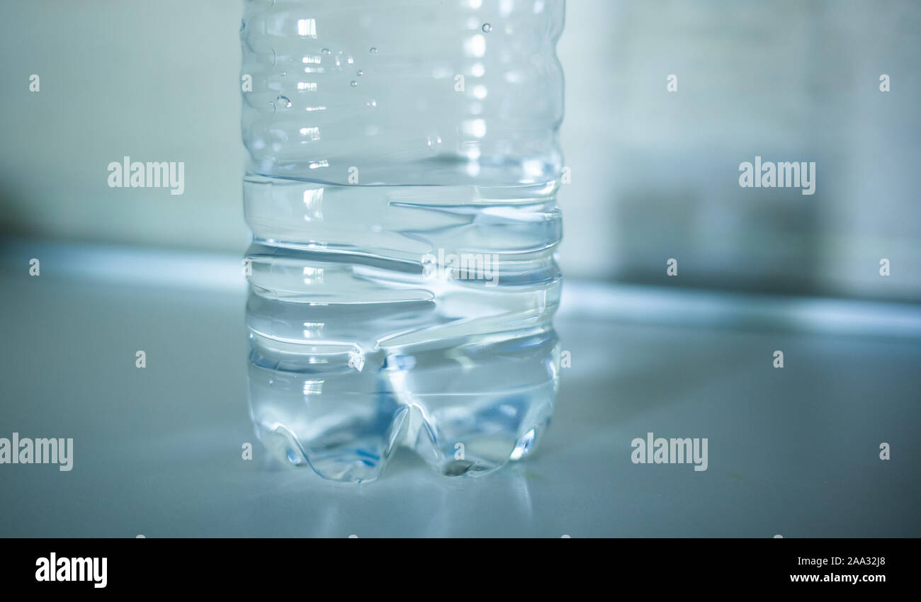 Demi-bouteille d'eau sur le haut de la cuisine. Bouteille en plastique pour le plastique de concept. Problème de l'environnement. Banque D'Images