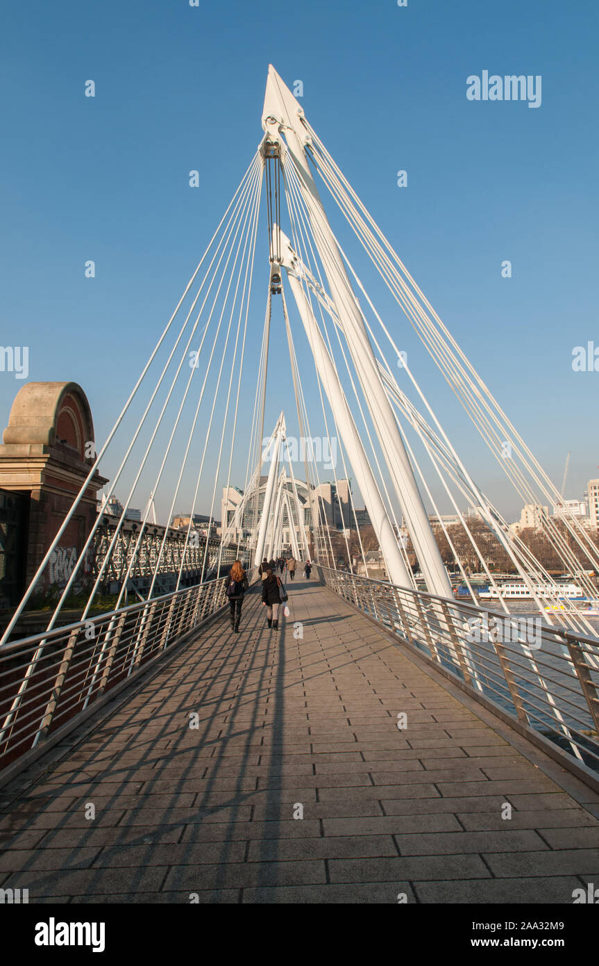 Le pont Hungerford rejoint Waterloo à Charing Cross en traversant la Tamise, Londres, Grande-Bretagne. Banque D'Images