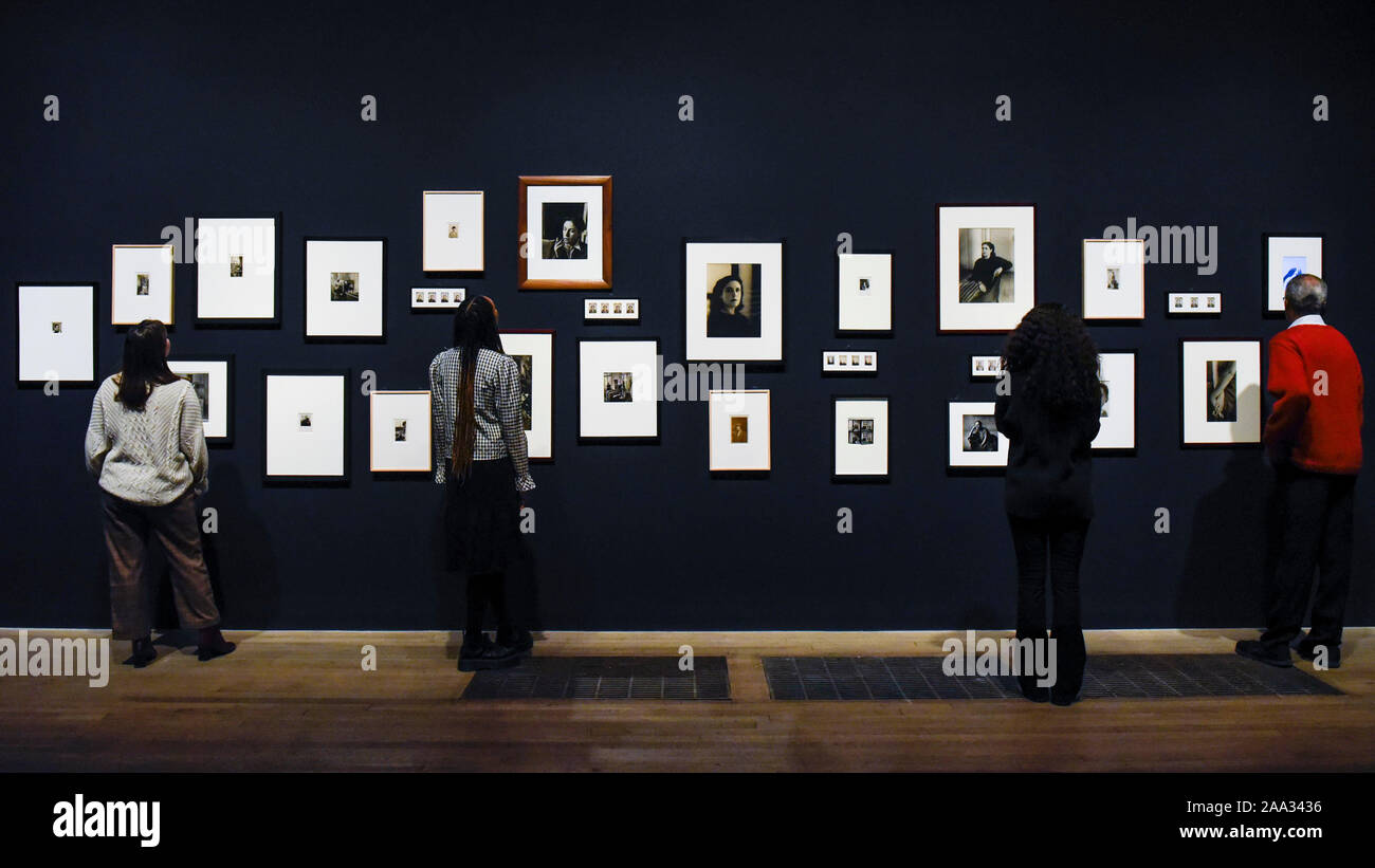 Londres, Royaume-Uni. 19 novembre 2019. Les membres du personnel et de portraits vue par Dora Maar. Aperçu de la première rétrospective de Dora Maar (née Henriette Theodora Markovitch, 1907-97) dont les photographies et photomontages devint célèbre icônes du surréalisme. Plus de 200 de ses œuvres sont exposées dans une carrière de plus de six décennies à la Tate Modern du 20 novembre au 15 mars 2020. Crédit : Stephen Chung / Alamy Live News Banque D'Images