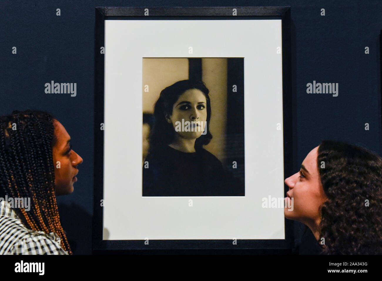Londres, Royaume-Uni. 19 novembre 2019. Les membres du personnel de voir un portrait de Dora Maar, c1937, par Rogi André. Aperçu de la première rétrospective de Dora Maar (née Henriette Theodora Markovitch, 1907-97) dont les photographies et photomontages devint célèbre icônes du surréalisme. Plus de 200 de ses œuvres sont exposées dans une carrière de plus de six décennies à la Tate Modern du 20 novembre au 15 mars 2020. Crédit : Stephen Chung / Alamy Live News Banque D'Images