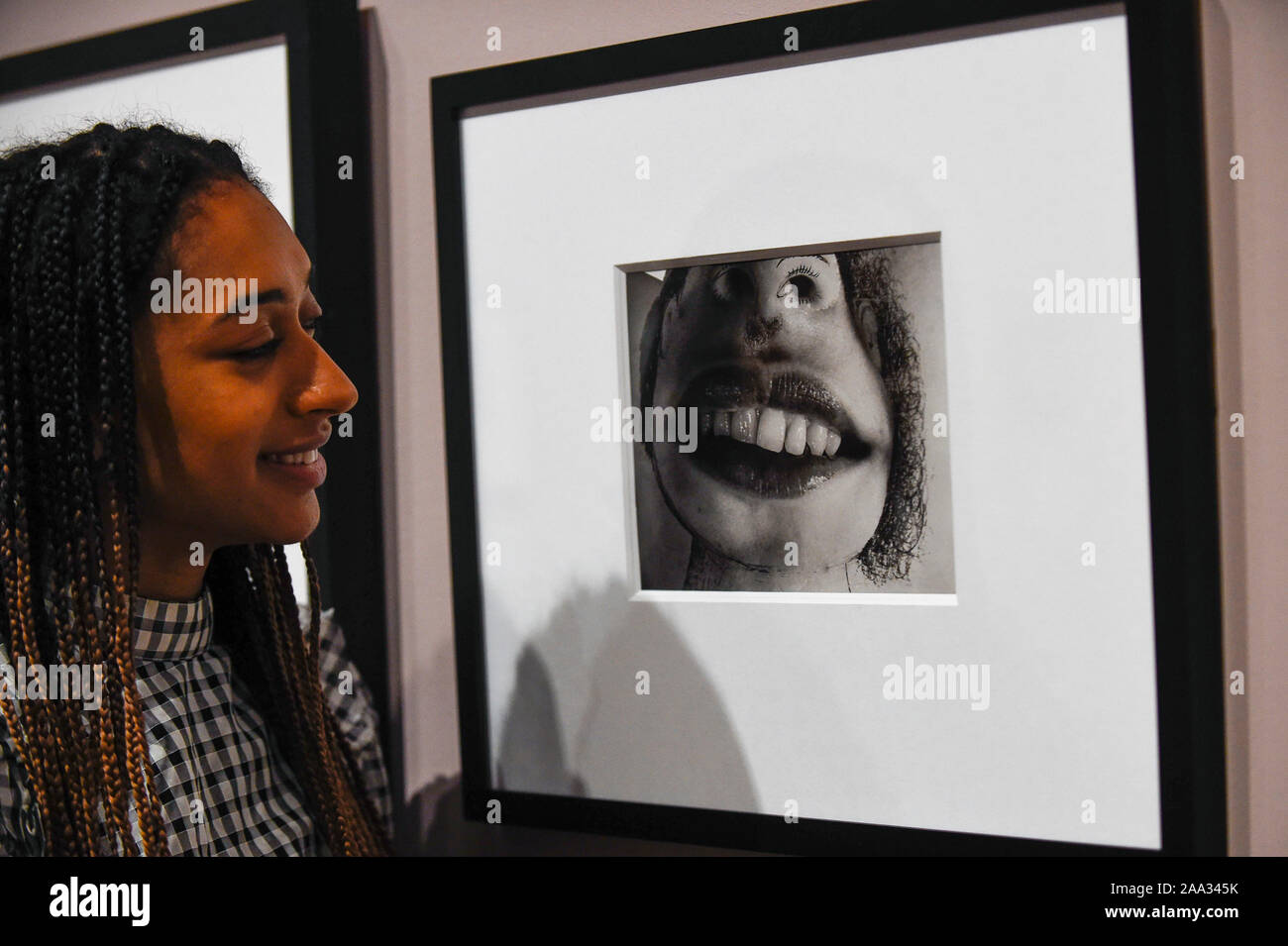 Londres, Royaume-Uni. 19 novembre 2019. Un membre du personnel vues 'Untitled (Grotesque)', c1935, par Dora Maar. Aperçu de la première rétrospective de Dora Maar (née Henriette Theodora Markovitch, 1907-97) dont les photographies et photomontages devint célèbre icônes du surréalisme. Plus de 200 de ses œuvres sont exposées dans une carrière de plus de six décennies à la Tate Modern du 20 novembre au 15 mars 2020. Crédit : Stephen Chung / Alamy Live News Banque D'Images