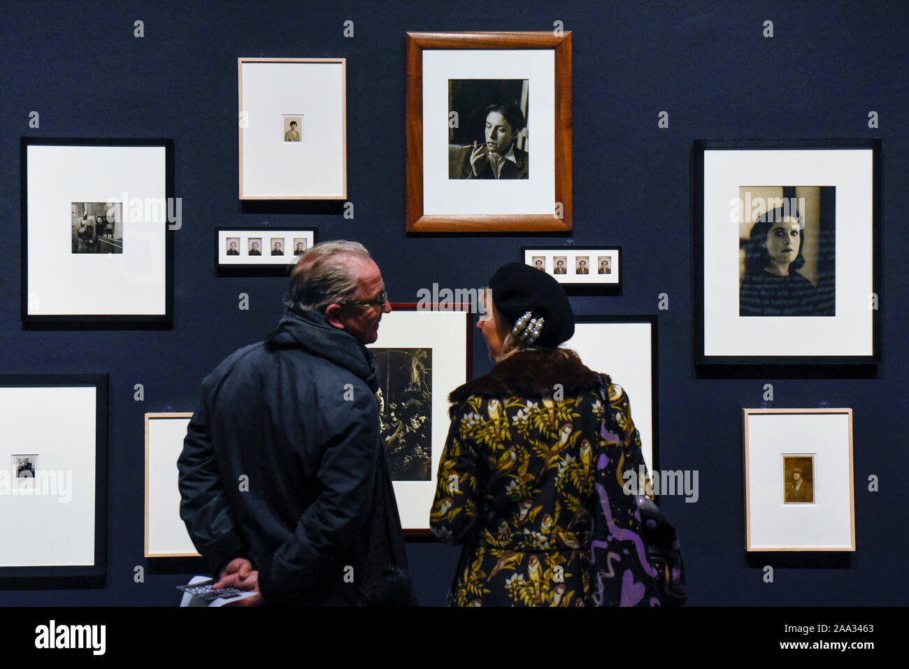 Londres, Royaume-Uni. 19 novembre 2019. Les portraits de et par Dora Maar. Aperçu de la première rétrospective de Dora Maar (née Henriette Theodora Markovitch, 1907-97) dont les photographies et photomontages devint célèbre icônes du surréalisme. Plus de 200 de ses œuvres sont exposées dans une carrière de plus de six décennies à la Tate Modern du 20 novembre au 15 mars 2020. Crédit : Stephen Chung / Alamy Live News Banque D'Images