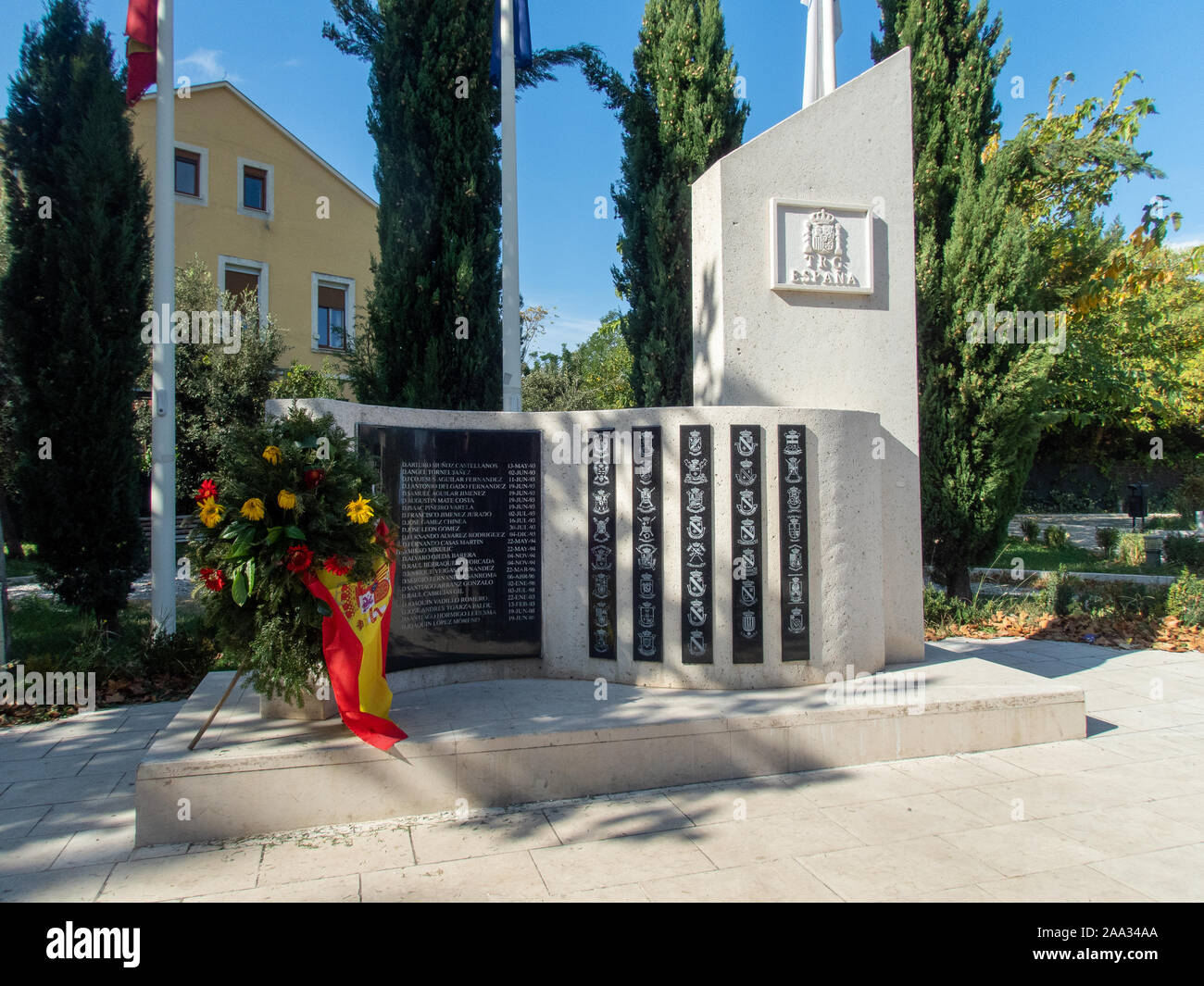 Stock photo du monument aux soldats espagnols tombés de casques bleus avec un drapeau espagnol et quelques fleurs à Mostar, Bosnie-Herzégovine Banque D'Images