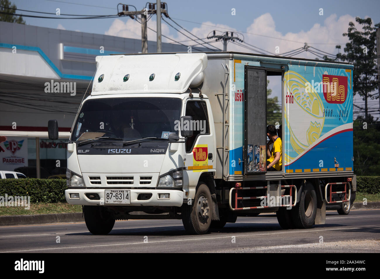 Chiang Mai, Thaïlande - 28 octobre 2019 : camion conteneur de conserves Thai Factory Company Limited. Photo road no.121 à environ 8 km du centre-ville Banque D'Images