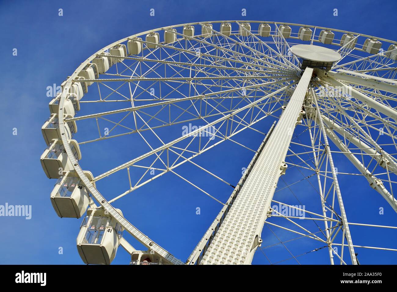 MARSEILLE, FRANCE -13 nov 2019- Vue de Grande Roue Ferris roue situé dans le Vieux Port à Marseille, France. Banque D'Images