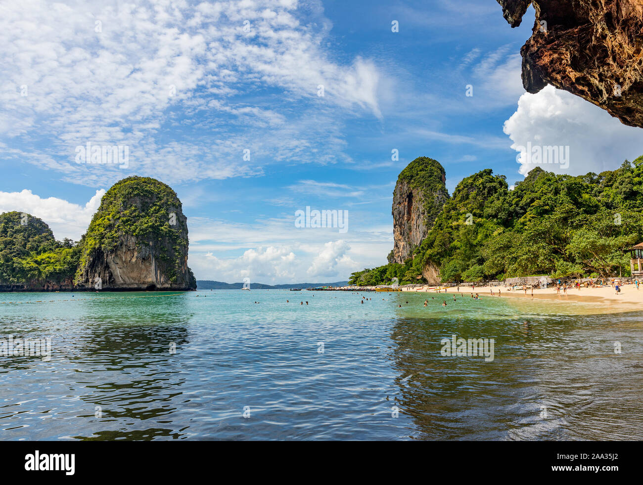 Vue de l'incroyable grotte de Phra Nang sur Phra Nang Beach, Krabi, Thaïlande Banque D'Images