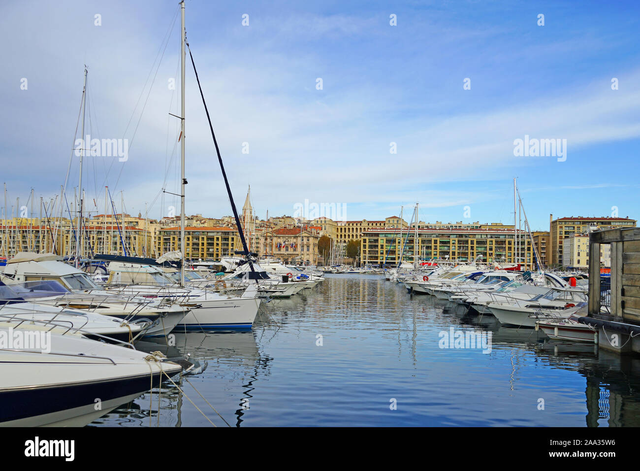 MARSEILLE, FRANCE -13 nov 2019- Vue sur le monument Vieux Port et marina à Marseille, France. Banque D'Images