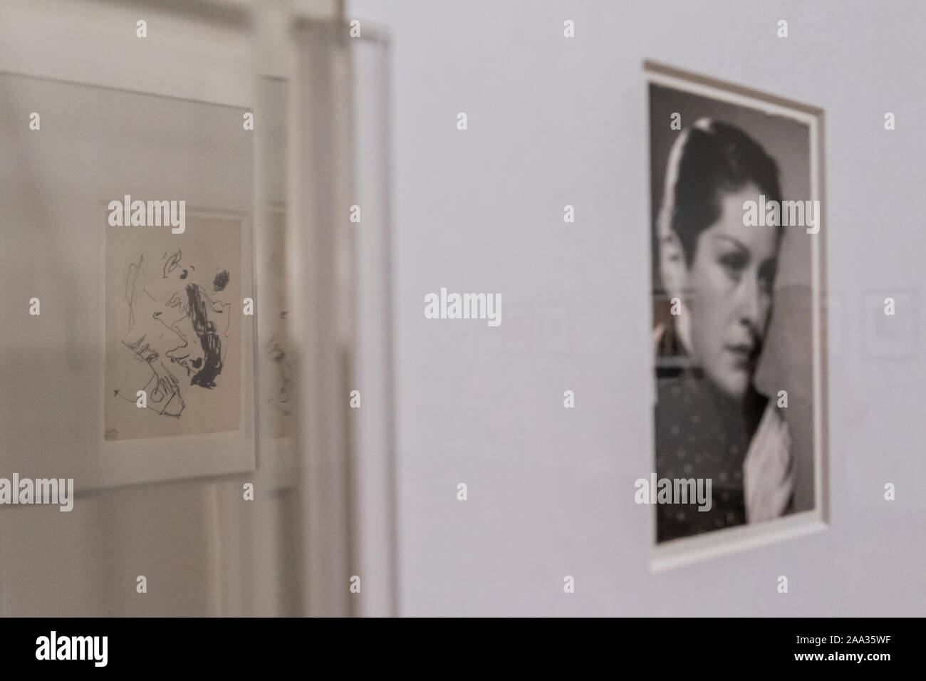Tate Modern, Londres, Royaume-Uni. 19 Nov 2019. Une image double face avec un dessin de Dora à l'arrière et un portrait de Sa sur l'avant - Dora Maar au Tate Modern : la première grande rétrospective de l'œuvre de l'artiste au Royaume-Uni. Doté de plus de 200 œuvres, l'exposition réunit des photographies surréalistes du maar et photomontages aux côtés moins connus des domaines de sa pratique, y compris la peinture et la photographie documentaire social. Maar a été la muse et l'amant de Pablo Picasso ainsi qu'elle-même une artiste. Crédit : Guy Bell/Alamy Live News Banque D'Images