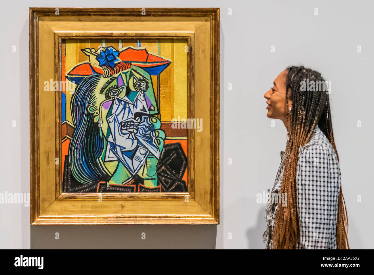 Tate Modern, Londres, Royaume-Uni. 19 Nov 2019. Pablo Picasso, immortalisé Maar dans son travail en tant que "la femme qui pleure" - Dora Maar au Tate Modern : la première grande rétrospective de l'œuvre de l'artiste au Royaume-Uni. Doté de plus de 200 œuvres, l'exposition réunit des photographies surréalistes du maar et photomontages aux côtés moins connus des domaines de sa pratique, y compris la peinture et la photographie documentaire social. Maar a été la muse et l'amant de Pablo Picasso ainsi qu'elle-même une artiste. Crédit : Guy Bell/Alamy Live News Banque D'Images