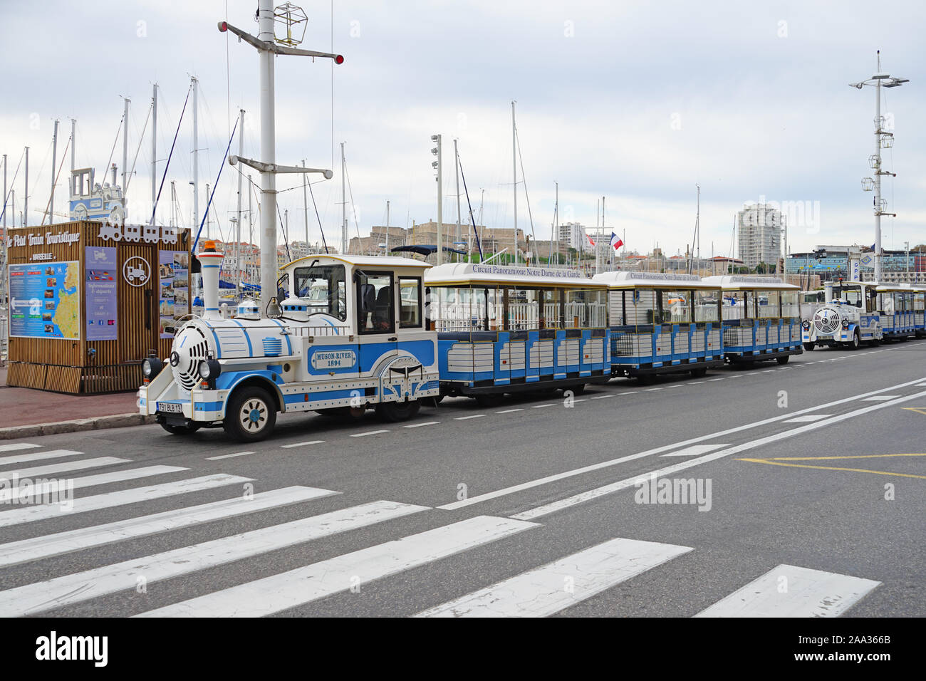 MARSEILLE, FRANCE -13 nov 2019- Vue du petit train touristique sur la rue dans le Vieux Port à Marseille, France. Banque D'Images