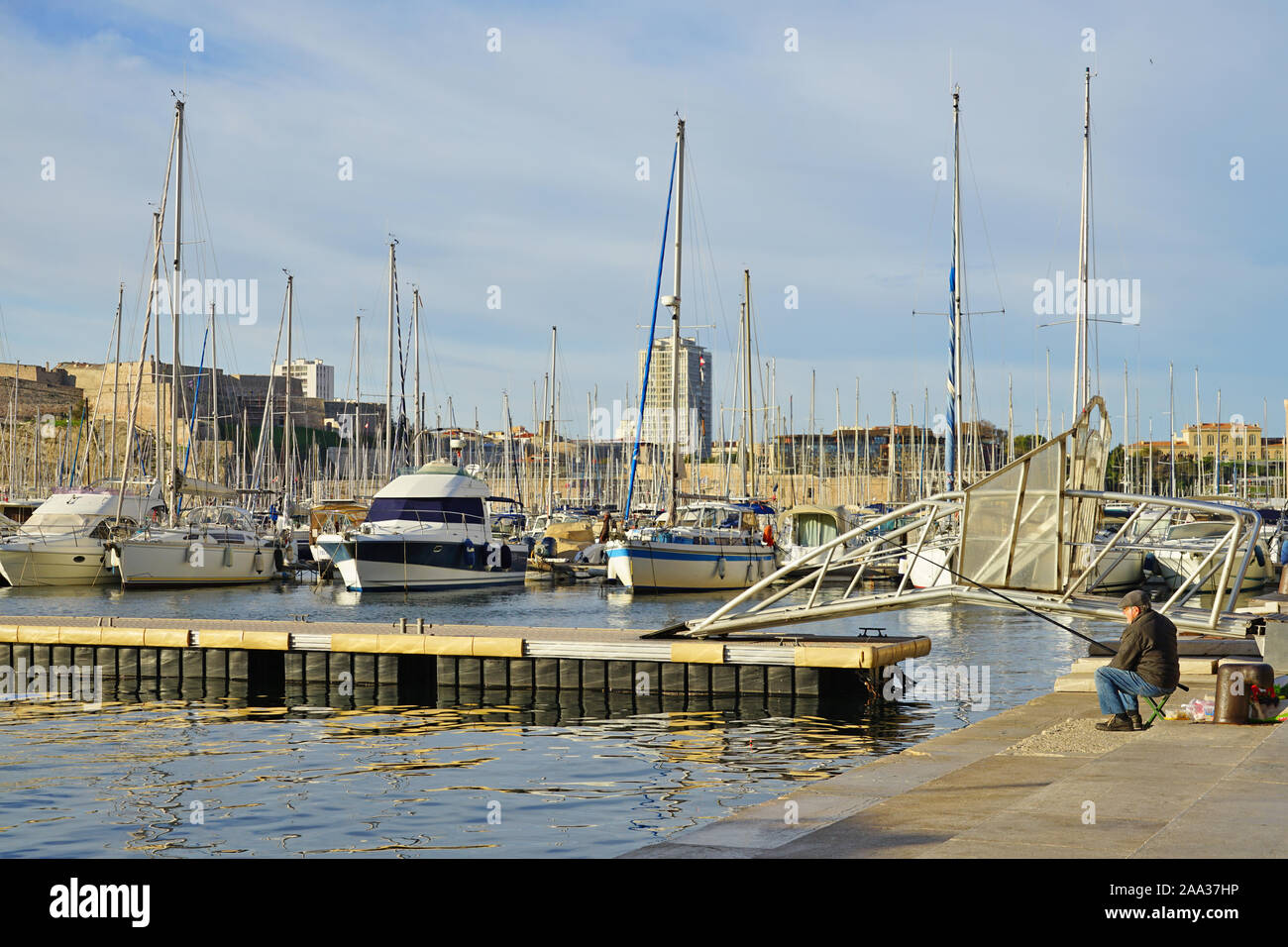 MARSEILLE, FRANCE -13 nov 2019- Vue sur le monument Vieux Port et marina à Marseille, France. Banque D'Images