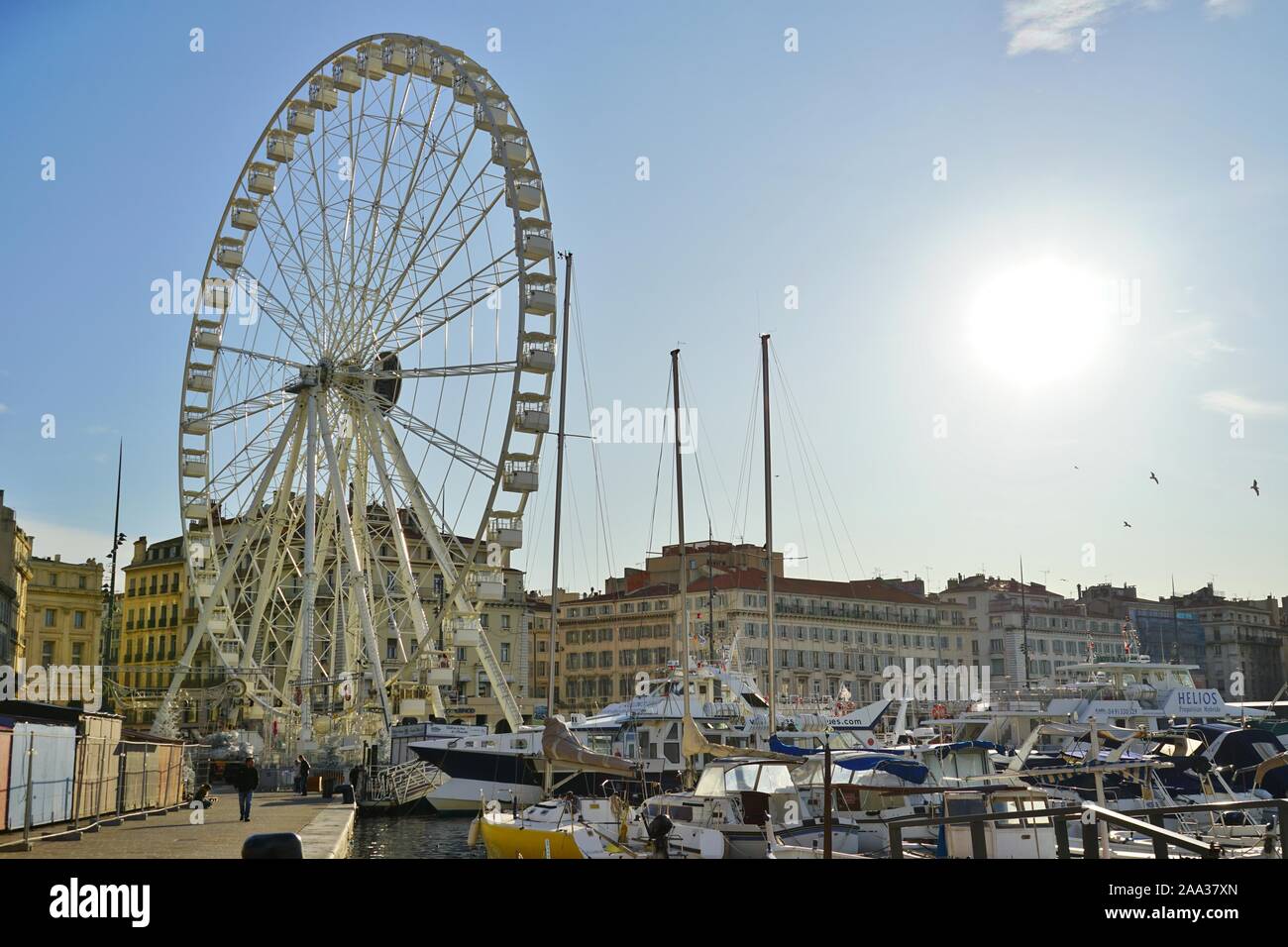 MARSEILLE, FRANCE -13 nov 2019- Vue de Grande Roue Ferris roue situé dans le Vieux Port à Marseille, France. Banque D'Images