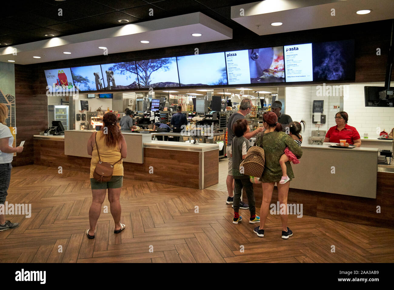 Les clients qui commandent l'alimentation au compteur dans un restaurant Mcdonald's, automatisés pour la plupart florida usa Banque D'Images