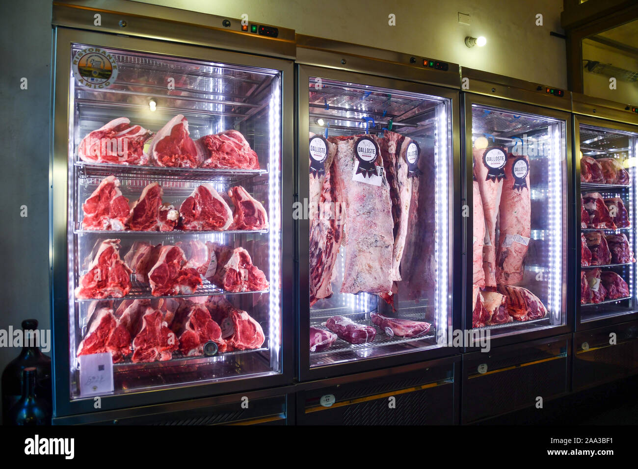 Close-up d'une rangée de frigidaires avec affichage des coupes de viande brute utilisée pour cuire des steaks Florentine, un plat typique de la Toscane, Florence, Toscane, Italie Banque D'Images