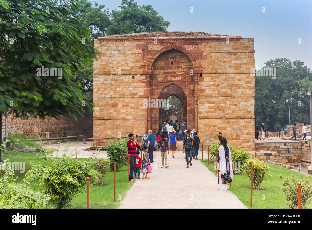 Porte d'entrée de la Qutub Minar à New Delhi, Inde Banque D'Images