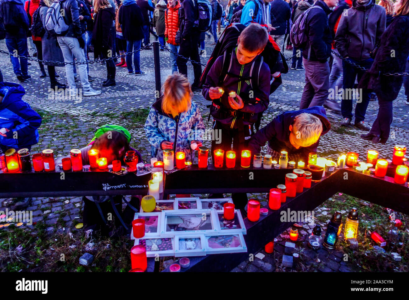 30e anniversaire de la révolution de velours, les enfants allument des bougies sous Métronome Letna Prague République Tchèque Banque D'Images