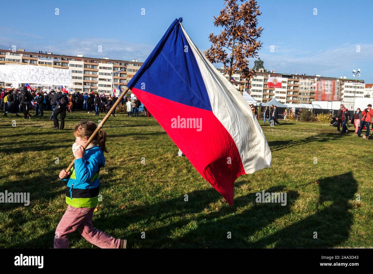Petite fille avec le drapeau tchèque lors d'une manifestation contre le premier ministre Babis Letna drapeau de la République tchèque de Prague Banque D'Images