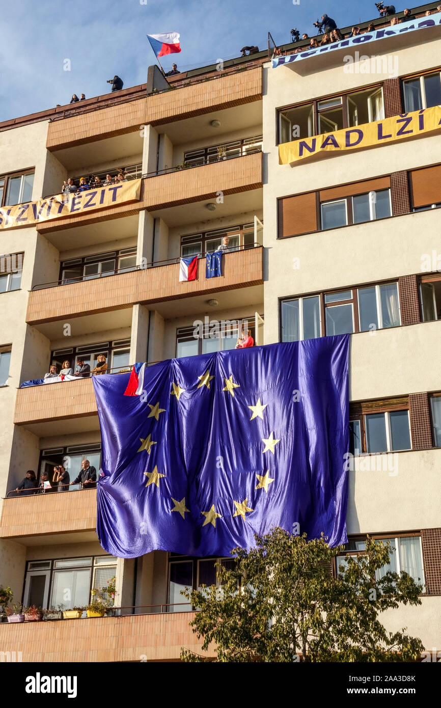Grand drapeau de l'Union européenne, manifestation contre Babis Letna Prague République Tchèque Banque D'Images
