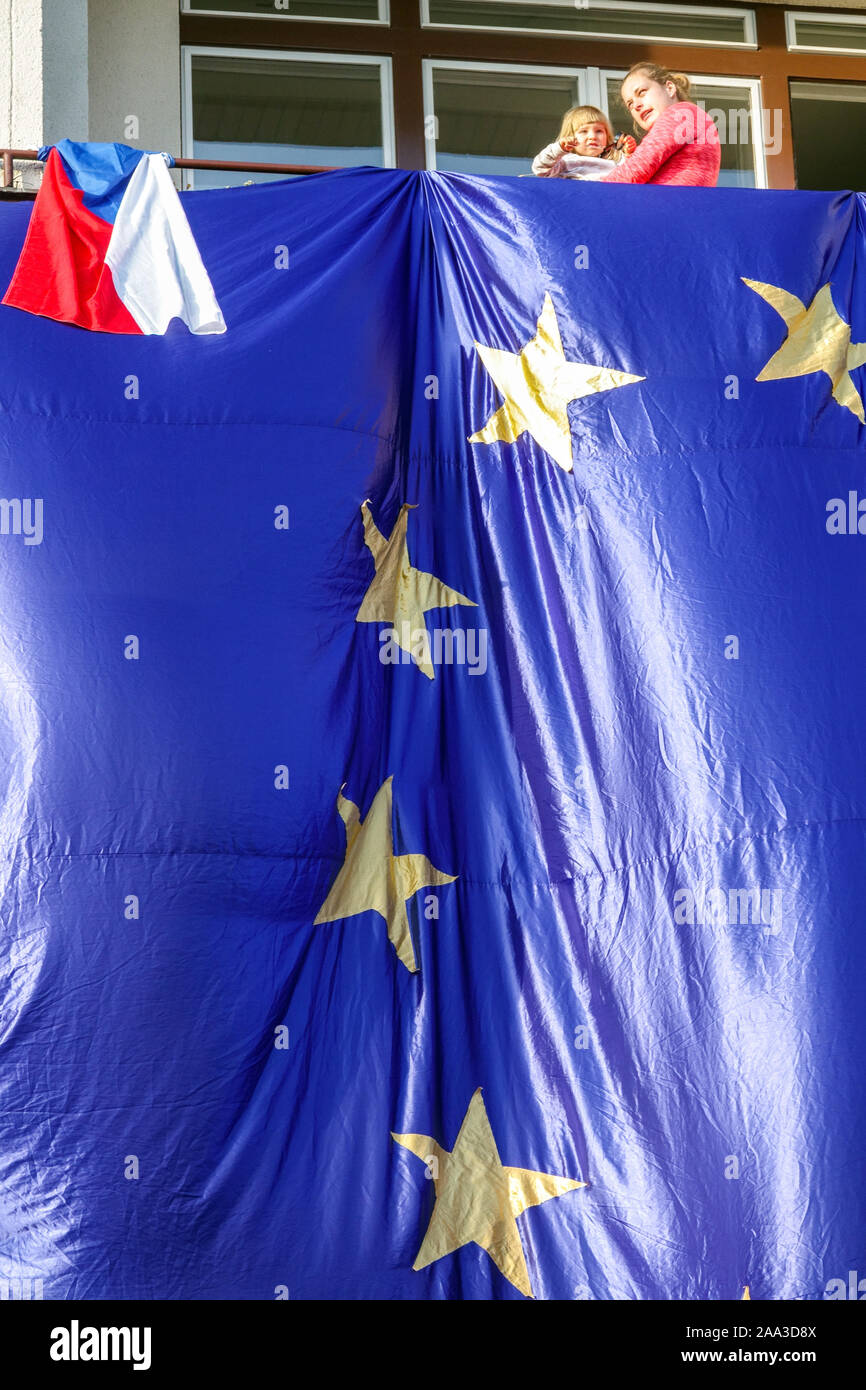Grand drapeau de l'Union européenne, femme enfant les gens regardent la manifestation contre le premier ministre Babis Letna Prague République tchèque Grand drapeau femme et enfant Banque D'Images