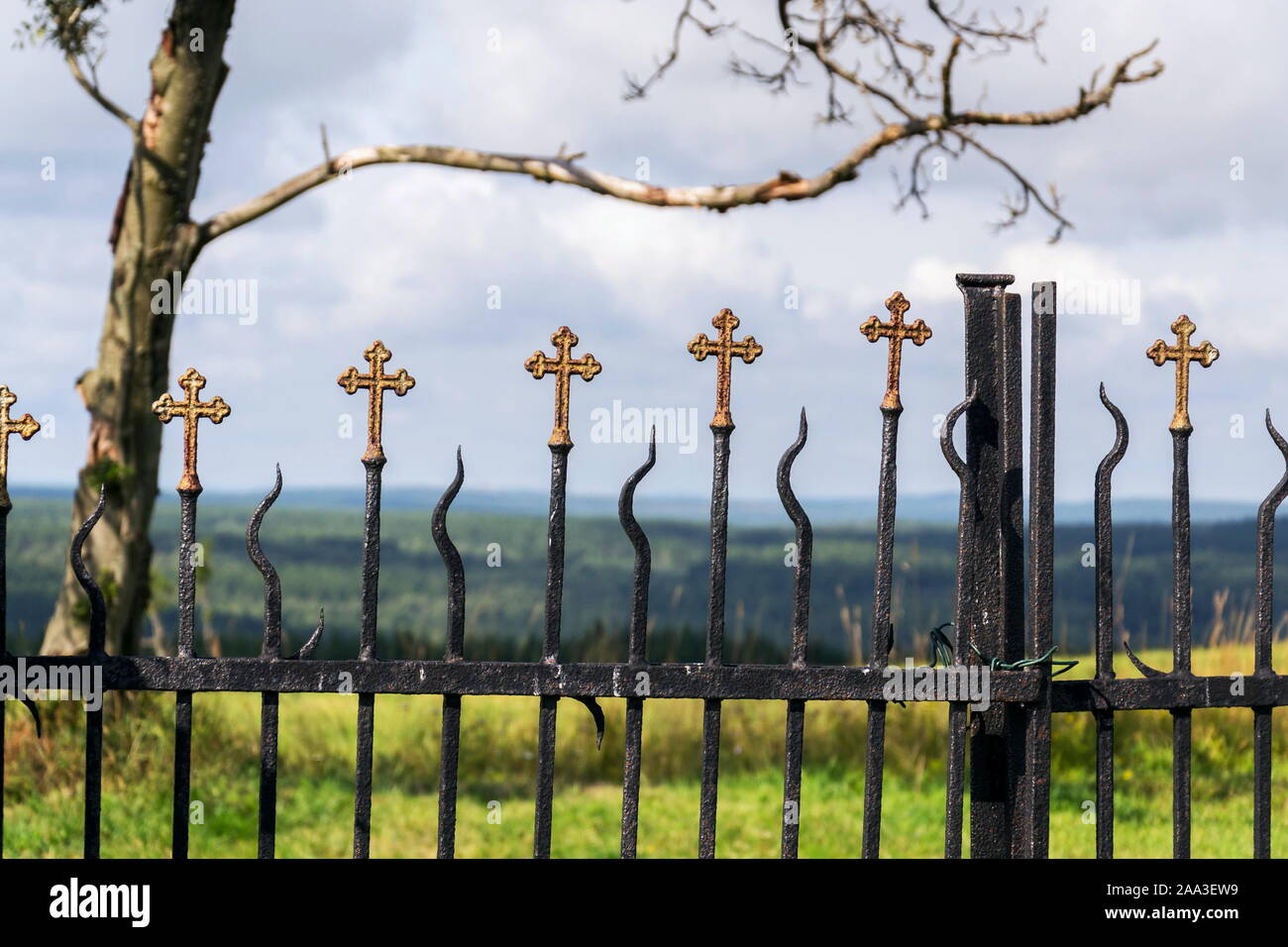 Belle petite décoration clôture croisés, cimetière mur avec bois verts en arrière-plan, la vie et la mort concept Banque D'Images
