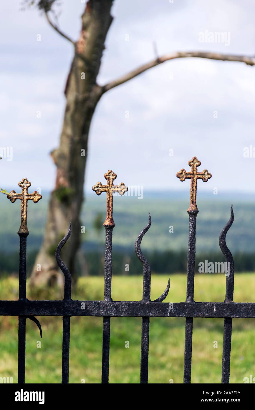 Belle petite décoration clôture croisés, cimetière mur avec bois verts en arrière-plan, la vie et la mort concept Banque D'Images