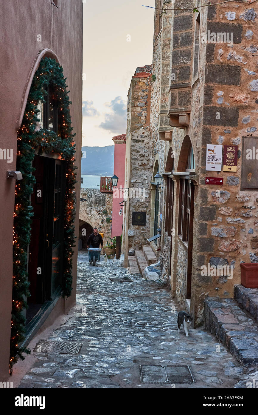 Ambiance de Noël dans la ville médiévale de Monemvasia, Grèce. Façades Décorées pour Noël à Monemvasia, Laconie, Péloponnèse, Banque D'Images