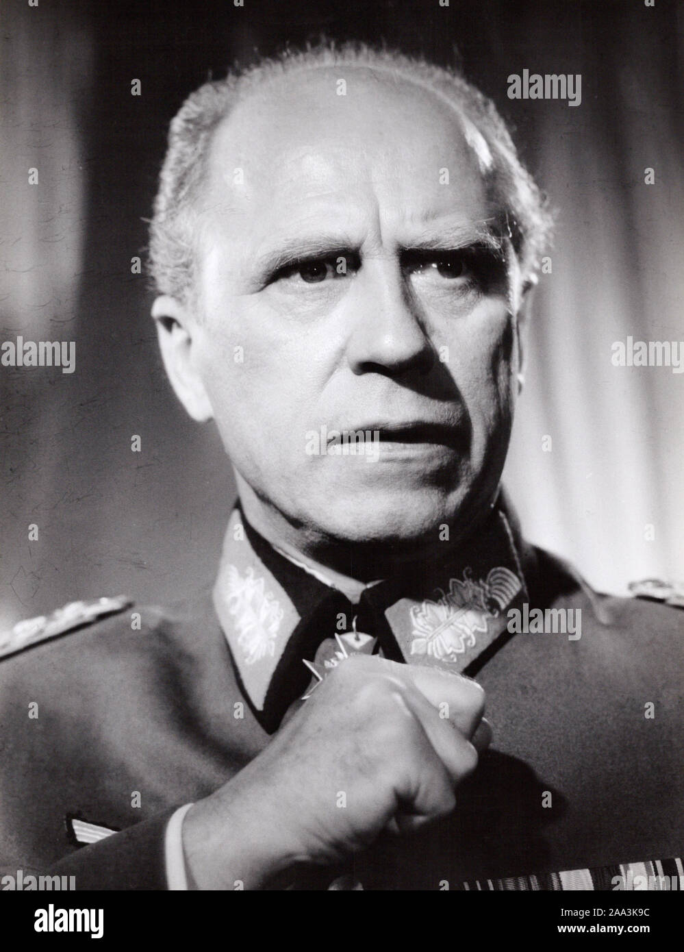 Werner Hinz, deutscher Acteurs et actrices, im Spielfilm 'Der 20. Juli', Deutschland Mitte 1950er Jahre. L'acteur allemand Werner Hinz, Allemagne milieu des années 1950. Banque D'Images