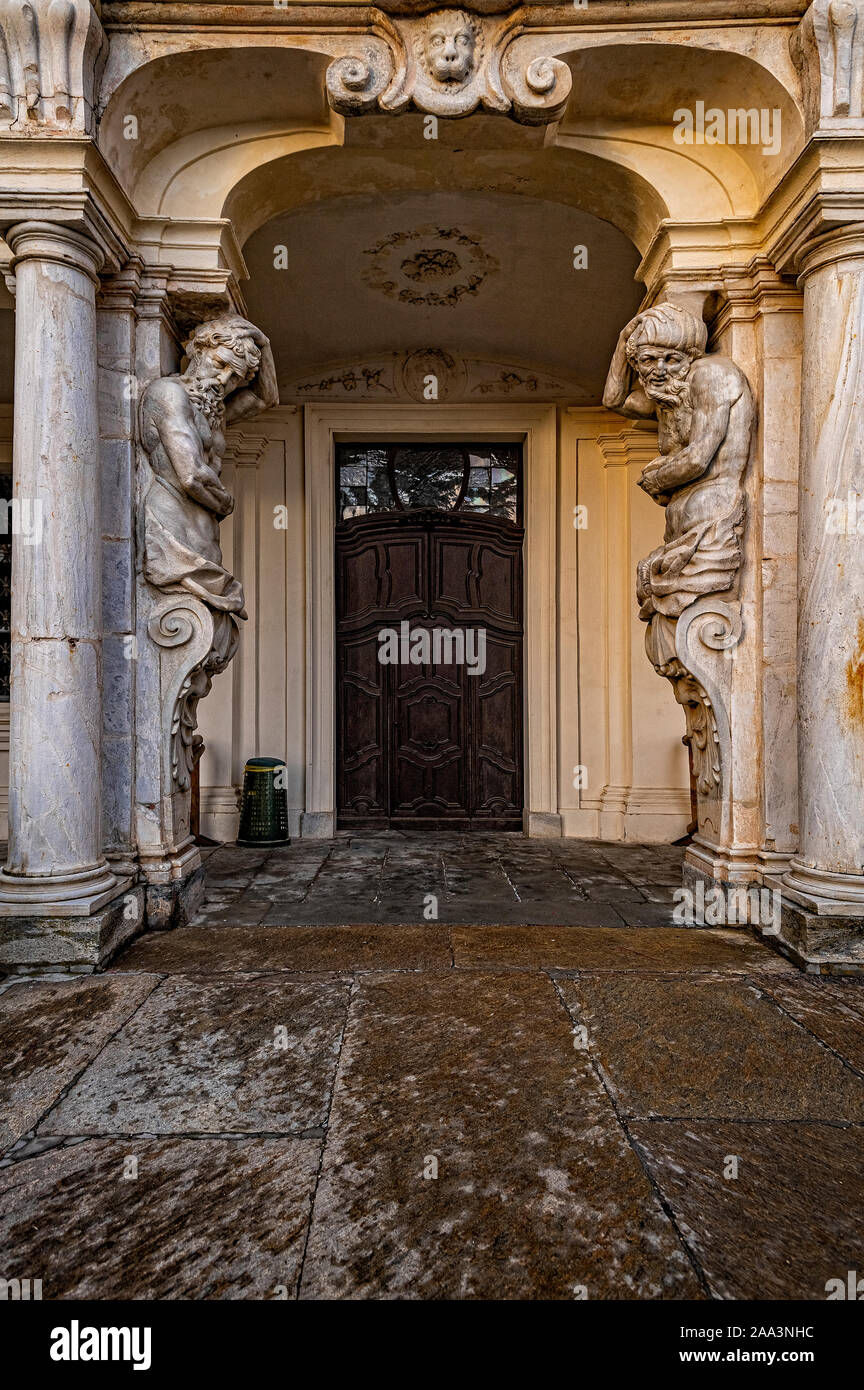 Italie Piémont Langhe Govone Le Château - caryatides sur la façade de la Savoie château Banque D'Images