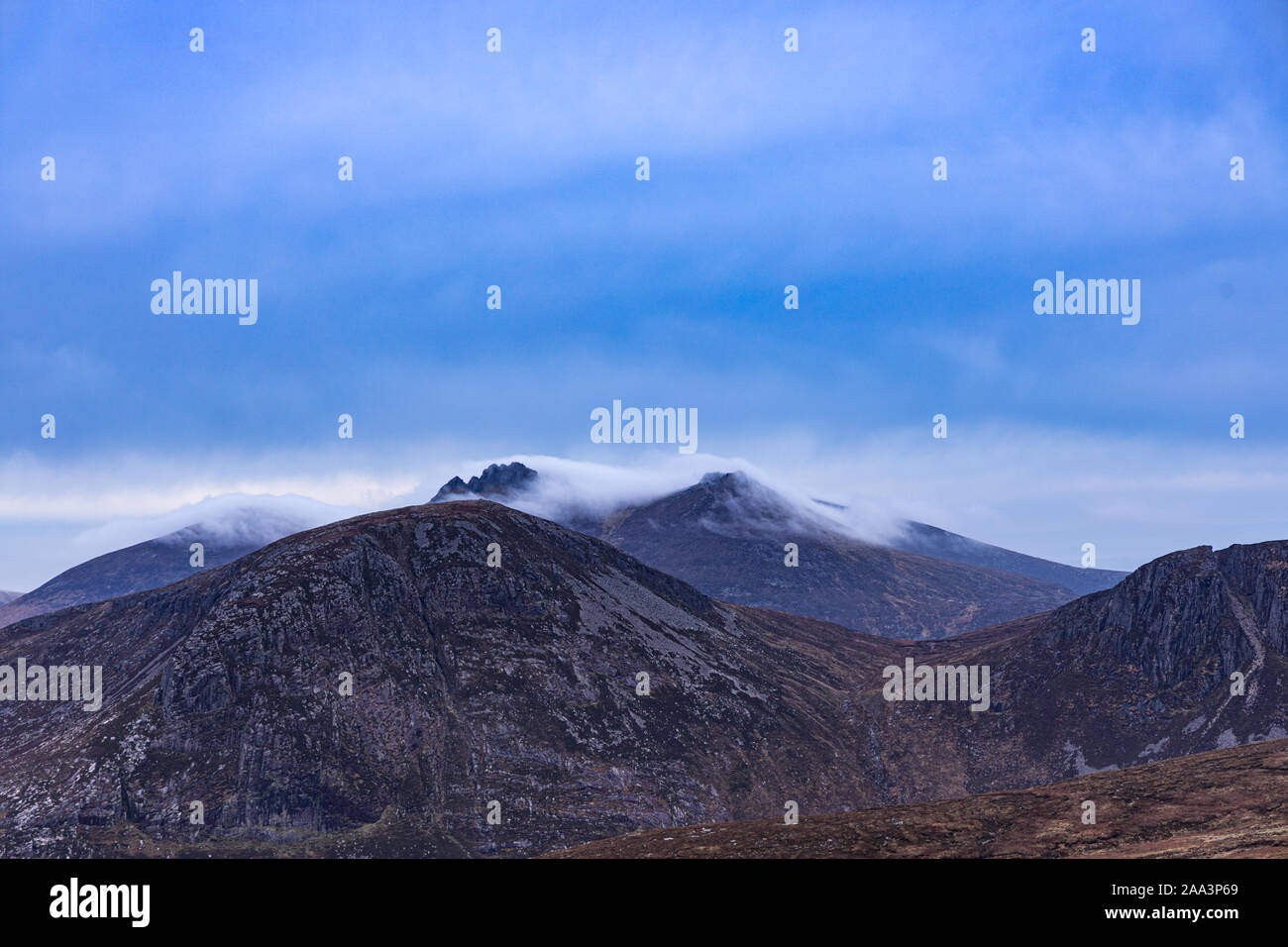 Bearnaghs avec Slieve Tors nuages bas formant au-dessus du dessus, Nourne montagnes, comté de Down, Irlande du Nord Banque D'Images