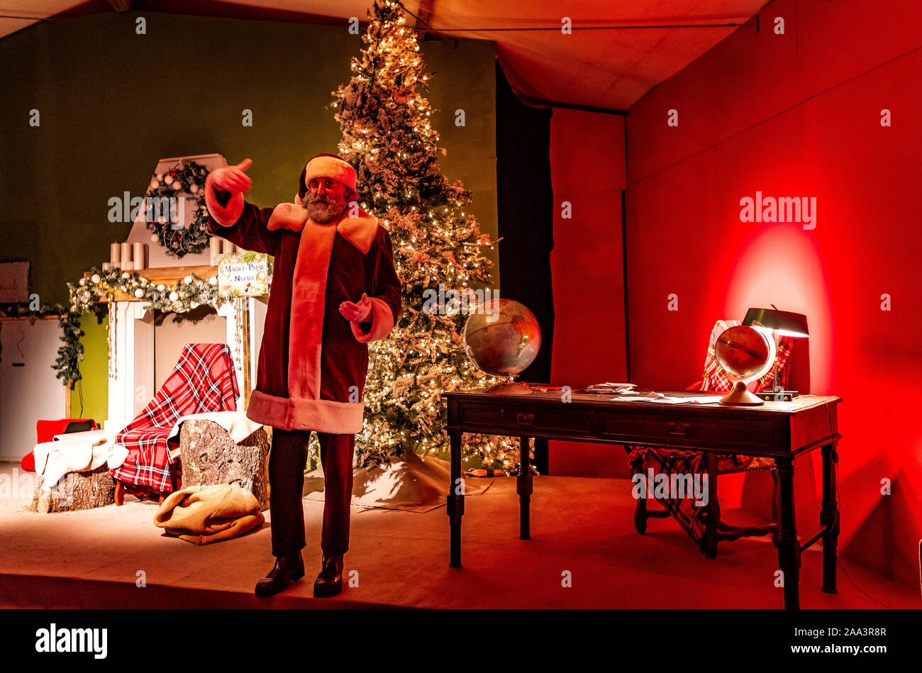 Italie Piémont Langhe Govone 'Il Magico Paese di Natale ' ( Le pays magique de Noël ) - performances et d'installations dans la maison du Père Noël - Père Noël Banque D'Images