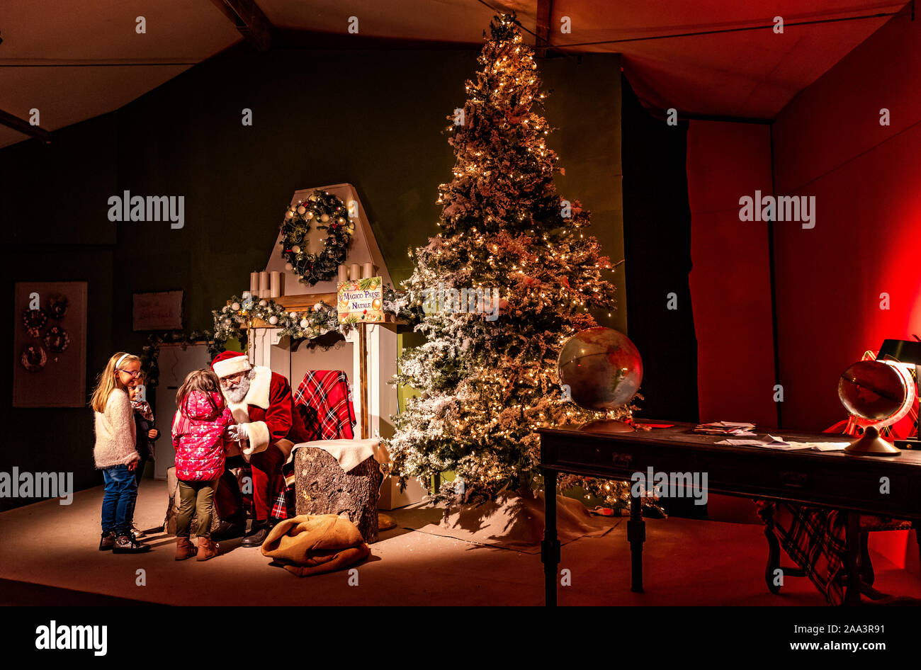 Italie Piémont Langhe Govone 'Il Magico Paese di Natale ' ( Le pays magique de Noël ) - performances et d'installations dans la maison du Père Noël - Père Noël Banque D'Images