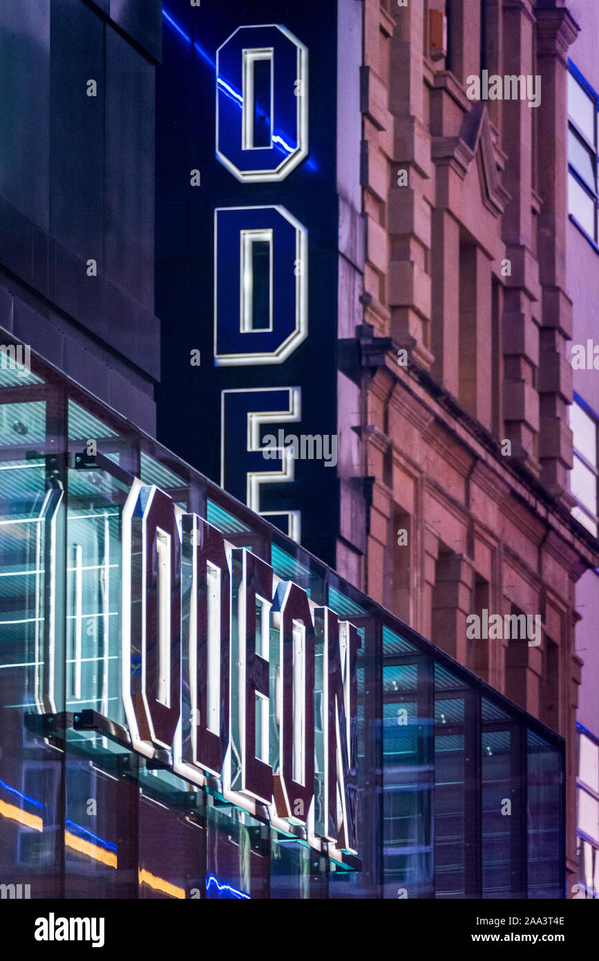 Odeon Leicester Square Londres - signes sur la prestigieuse London cinema souvent utilisé pour les premiers ministres provinciaux. Construit dans le style Art Déco, achevé en 1937. Banque D'Images