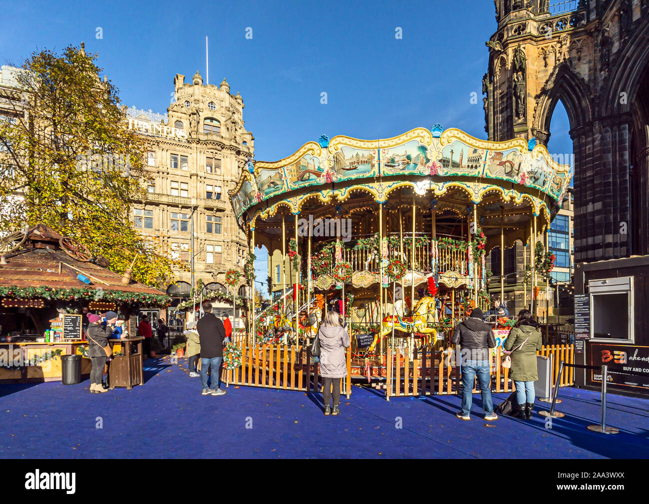 Le carrousel à la Edinburgh's Christmas 2019 au Jardins de Princes Street, Edinburgh Scotland UK avec des événements attractions manèges et marchés Banque D'Images