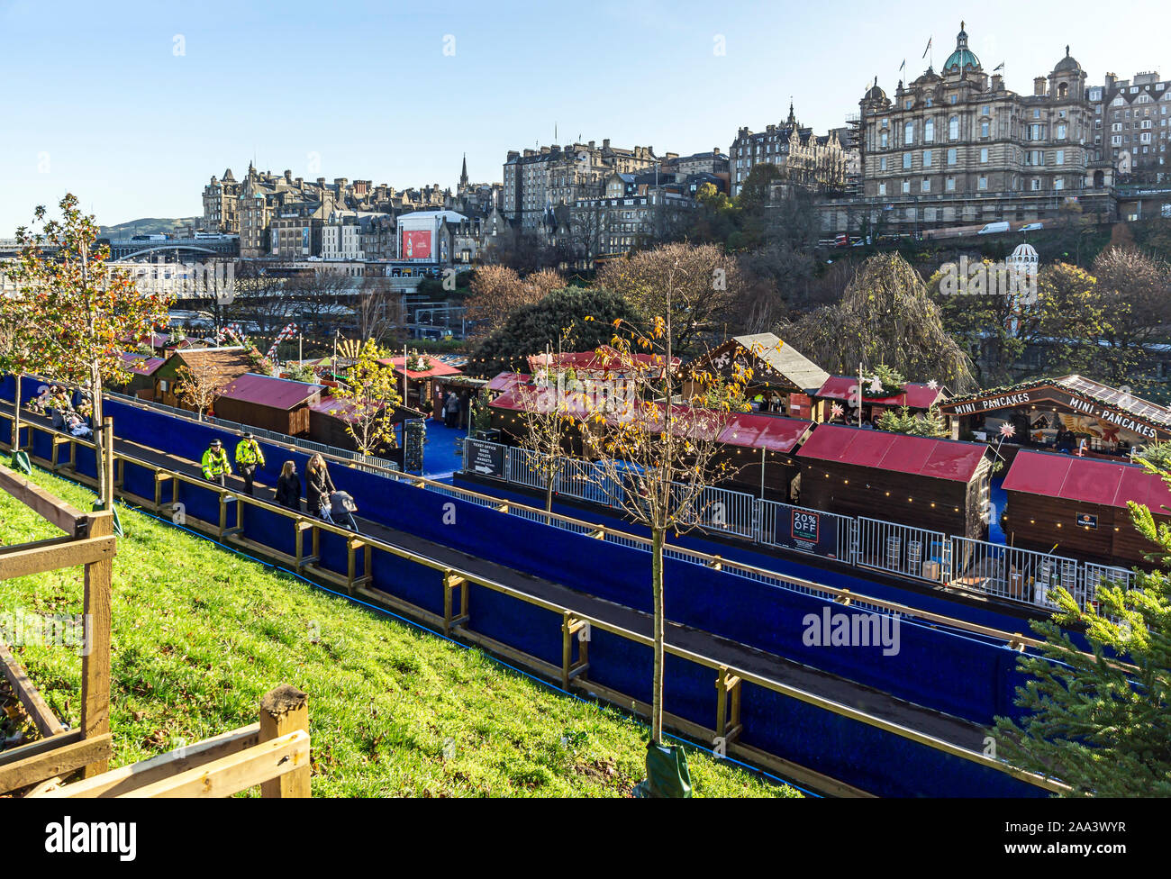 Vue sur partie inférieure d'Édimbourg 2019 Noël au Jardins de Princes Street, Edinburgh Scotland UK avec des événements attractions manèges et marchés Banque D'Images