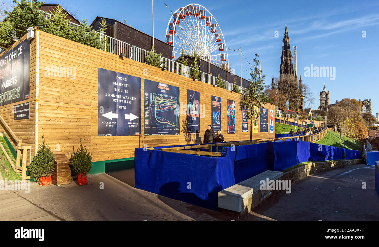 Des affiches dans l'Edimbourg 2019 Noël au Jardins de Princes Street, Edinburgh Scotland UK avec des événements attractions manèges et marchés Banque D'Images