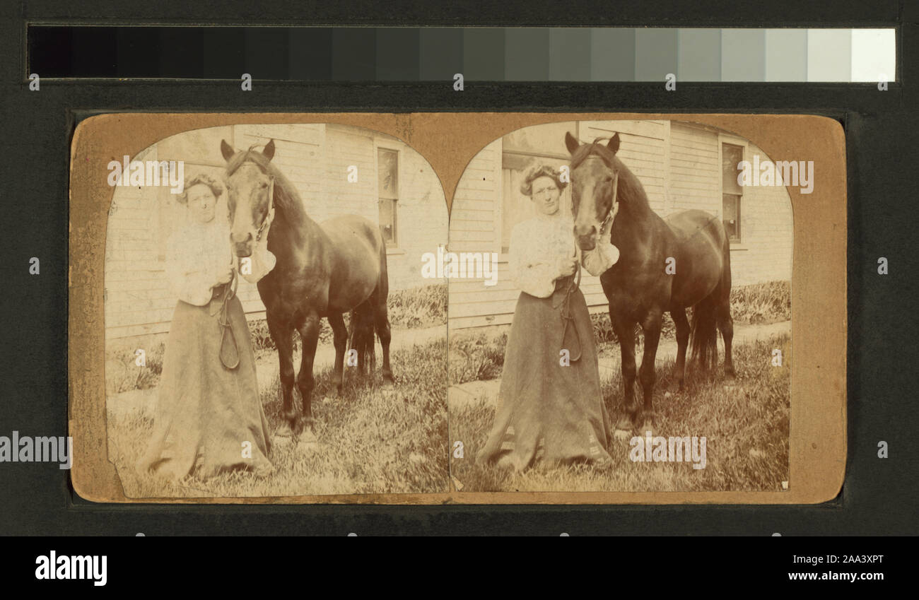 L'article de journal de soir Journal intitulé cheval tué par la foudre apparaît au verso. ; la femme Mme. C.A. Bush ?] et son cheval. Banque D'Images