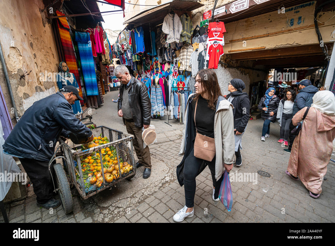 Fes, Maroc. Le 9 novembre 2019. Les vendeurs de fruits sur les rues de la médina Banque D'Images
