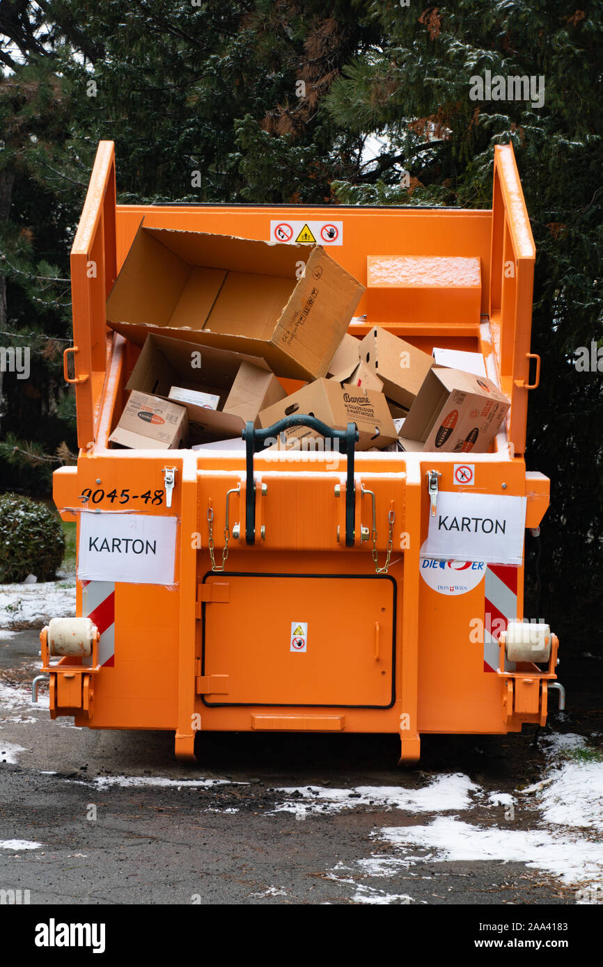 Vienne, AISTRIA, DEC 22 2018, un conteneur avec séparer les déchets carton sur la rue de la ville Banque D'Images