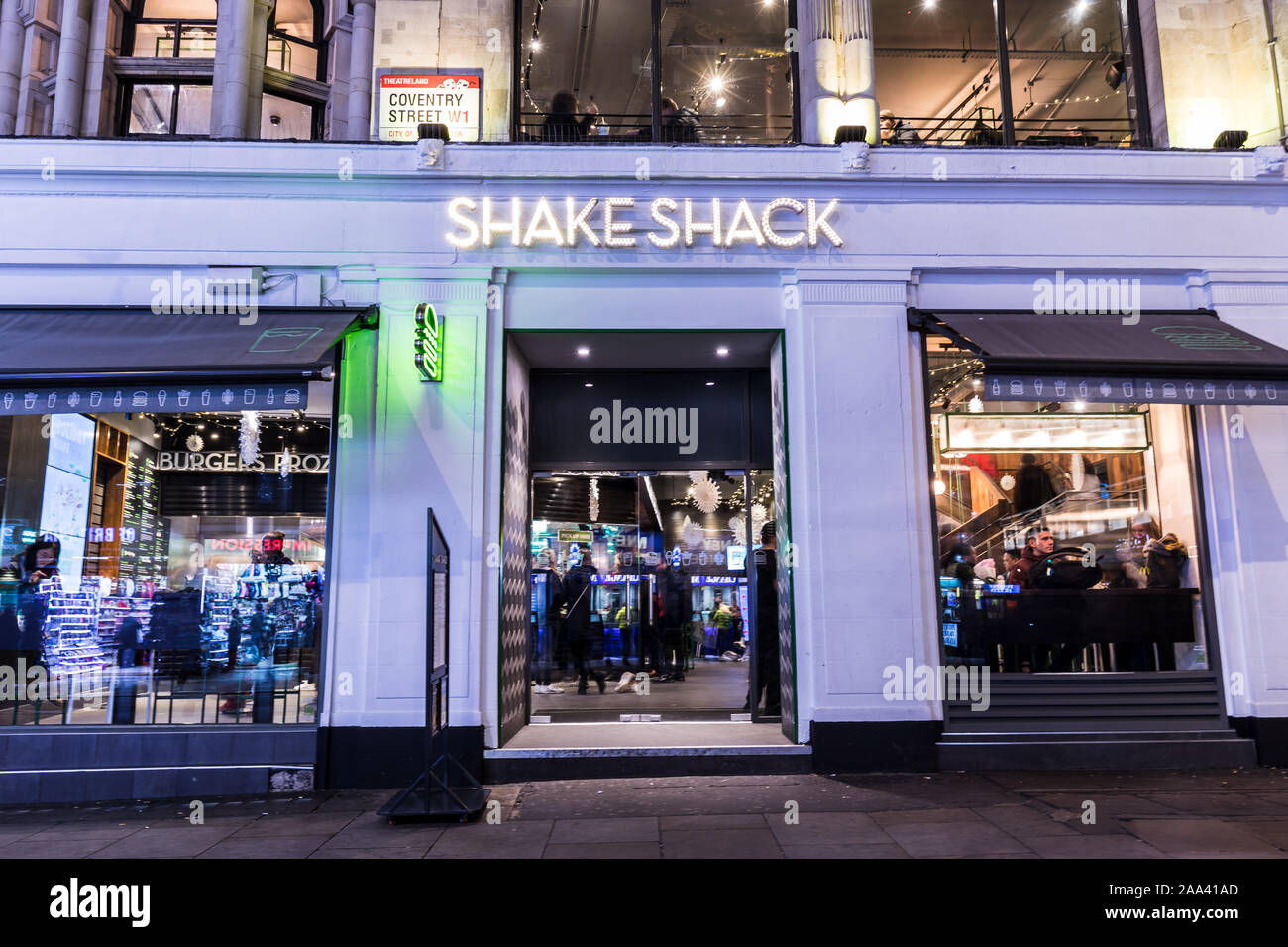 Londres - le 13 novembre 2019 : Shake Shack à Leicester Square à Londres la nuit Banque D'Images
