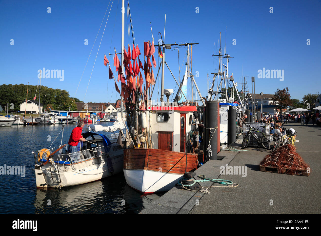 Chalutier de pêche dans le port de Niendorf / Mer Baltique, Timmendorfer Strand, Schleswig-Holstein, Allemagne Banque D'Images